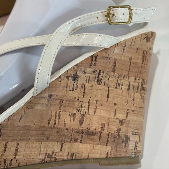 CHARMING CHARLIE size 11 white flowered cork wedge sandal flower accent straps - Picture 10 of 16